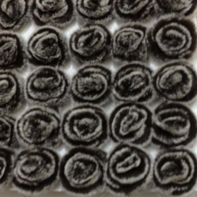 裘皮飾品兔皮牡丹花，皮草服飾的優雅點綴